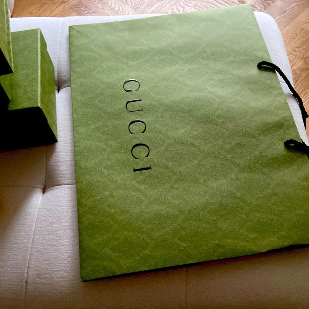 New GUCCI huge shopping paper bag   Green 23x17x 8 or 22,5x29,5x10 with logo